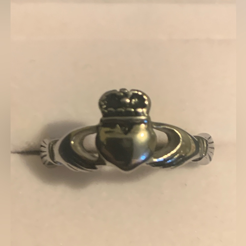 💚🖤COMPLETELY UNIQUE ONYX COLOURED CLADDAGH RING IN SIZE 8.5🖤💚